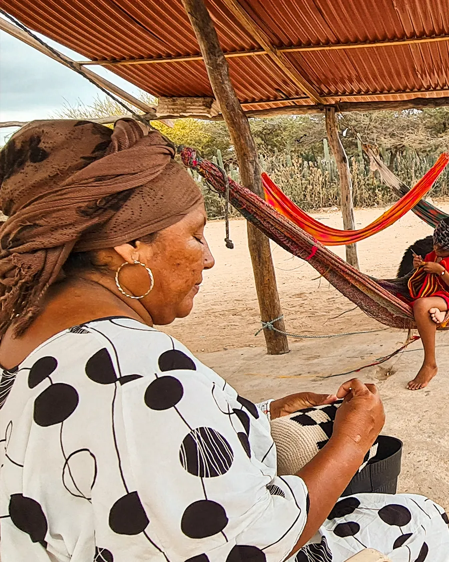 Femme Wayuu avec mochila colorée